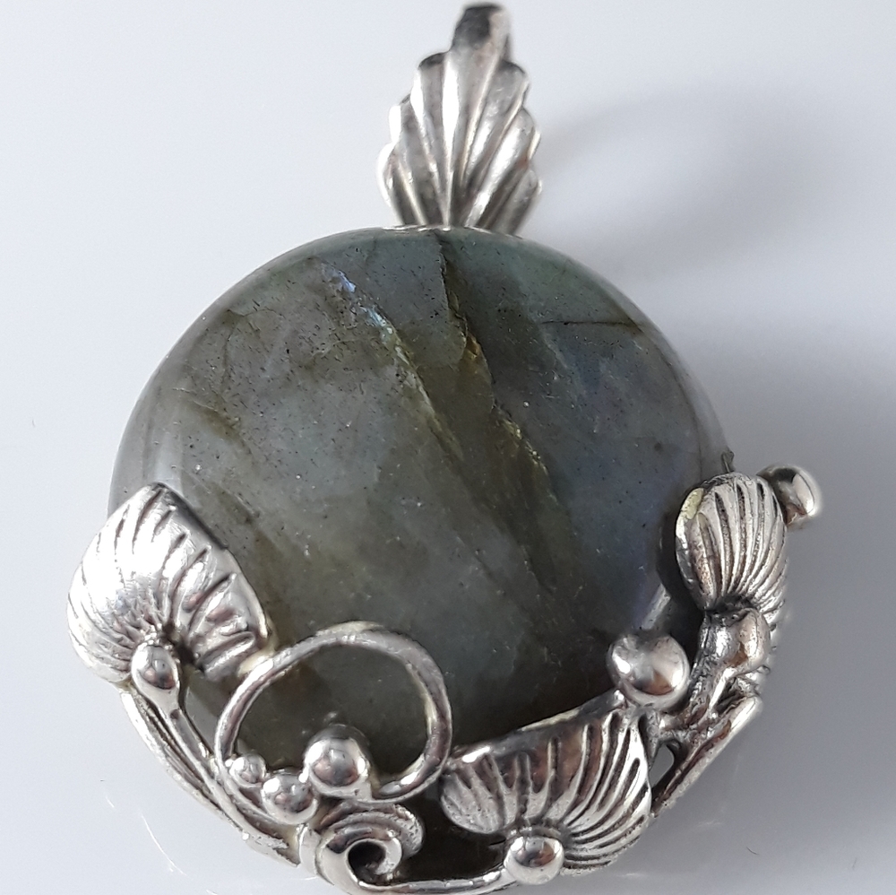 Spectrolite Labradorite Pendant - Picture 3 of 9